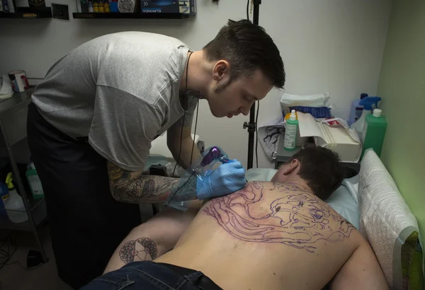 Tattooer doet een tatoeage — Stockfoto