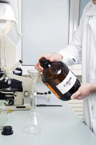 Mann hält Flasche mit Alkohol in der Hand. — Stockfoto