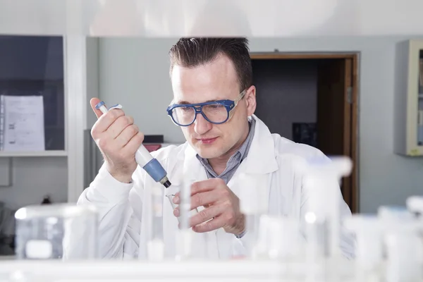 Científico en laboratorio — Foto de Stock