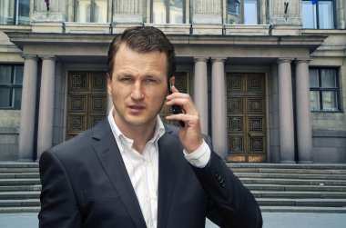 adam akıllı telefon ile