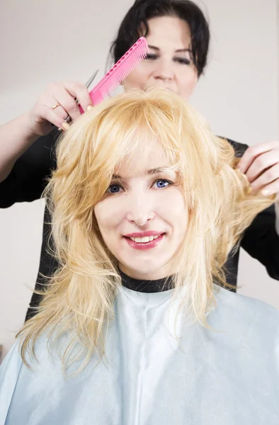 Coiffeur coupe les cheveux longs blonds — Photo