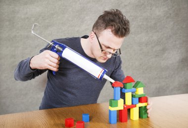 man lijm huis van kubussen