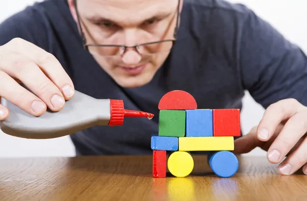 L'uomo incolla l'auto dei blocchi giocattolo — Foto Stock