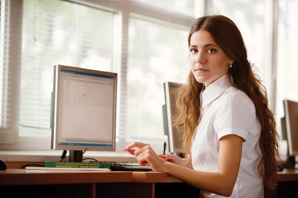 Młoda kobieta, praca przy komputerze — Zdjęcie stockowe