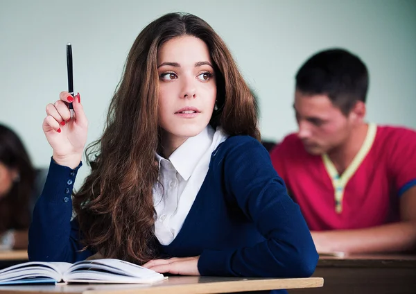 Ung flicka i klassrummet i uneversitete — Stockfoto