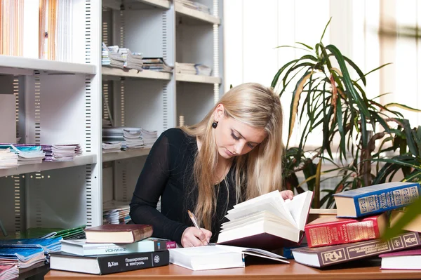 Student in the library — Stock Photo, Image