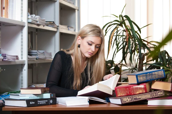 Student i biblioteket — Stockfoto