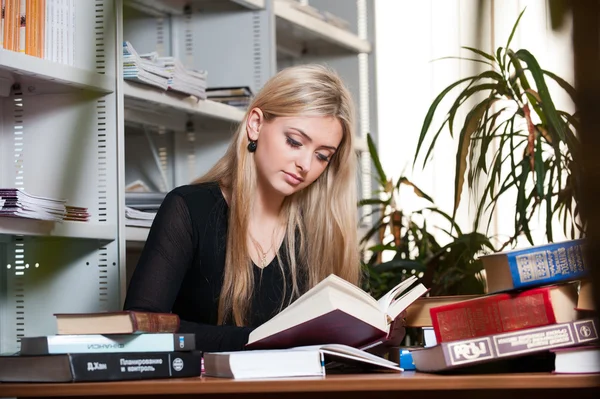 Student i biblioteket — Stockfoto