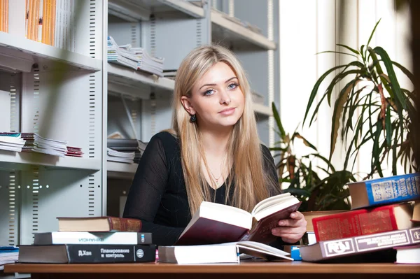 Student i biblioteket — Stockfoto