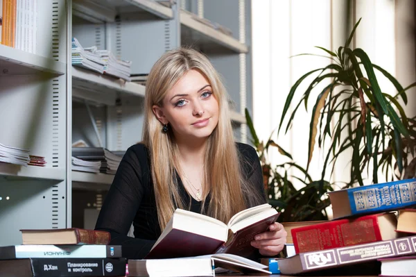 Étudiant à la bibliothèque — Photo