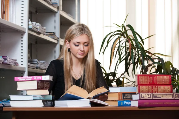 Студент в библиотеке — стоковое фото