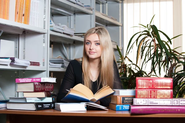 Student i biblioteket — Stockfoto