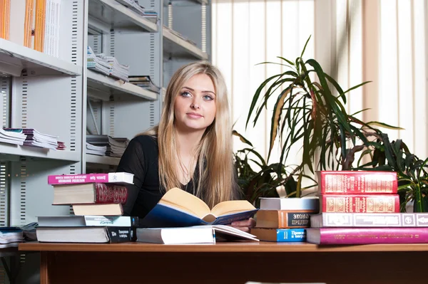 Studente in biblioteca — Foto Stock