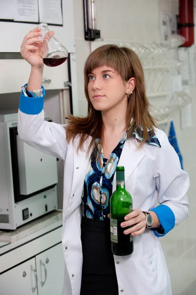 Jeune fille dans un laboratoire — Photo