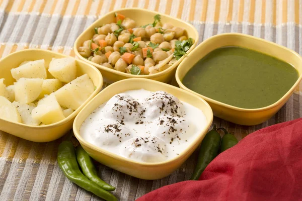 Dahi bhalle chaat eller fyllda panipuri med ostmassa — Stockfoto