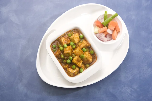 Bezelye bir kremalı sos, Hint yemeği ile peynir pişmiş — Stok fotoğraf