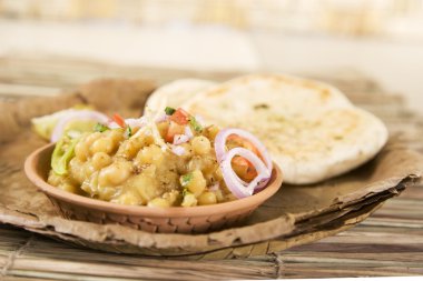 Chana masala kulcha ile
