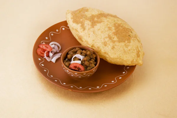 Chana masala puri ya chole bhature ile