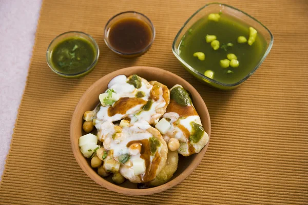 dahi bhalle chaat veya tamari lor ve tatlı ile doldurulmuş panipuri