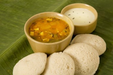 Hindistan cevizi chutney ile Idli