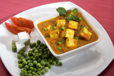 süzme peynir pişmiş bezelye ile