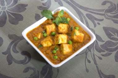 süzme peynir pişmiş bezelye ile