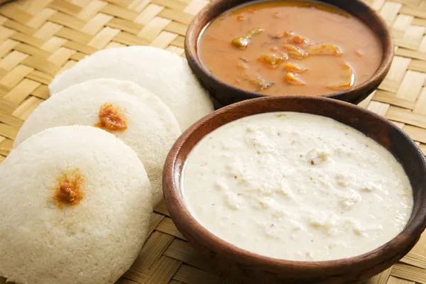 sambar Idli Hindistan cevizi chutney ile