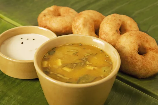 sambar vada muz yaprağı üzerinde