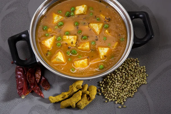 bezelye bir kremalı sos, Hint yemeği ile peynir pişmiş