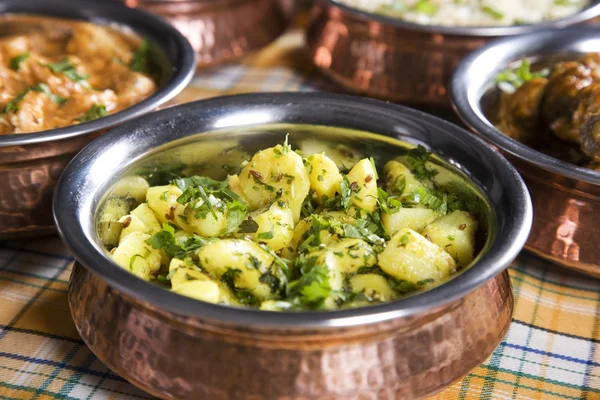 Ziemniaczane, potrawy tradycyjnej kuchni indyjskiej — Zdjęcie stockowe