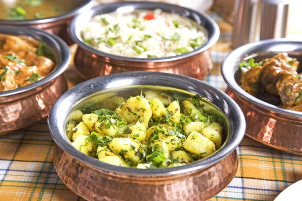 Yeşil kişniş ile süslenmiş patates kızartması