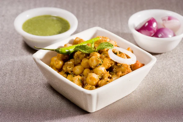 Chana masala veya baharatlı nohut salatası ile