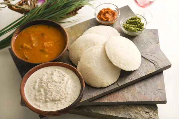 サンバー イドゥリ又はサンバーぼんやり、インド料理します。 — ストック写真