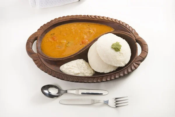 Hint Idli sambar ahşap plaka ile — Stok fotoğraf