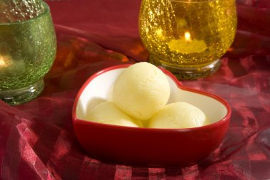 Beyaz rasgulla veya tatlı peynir topları