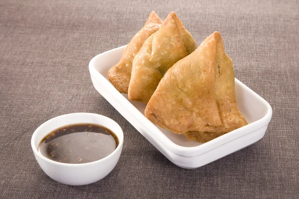Indian aperatifler samosa Hint turşusu ile