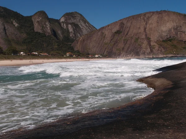 Spiaggia di Itacoatiara a Niteroi, Brasile — Foto Stock