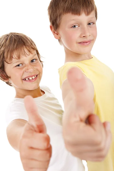 Due ragazzini che puntano ok segno sopra bianco — Foto Stock