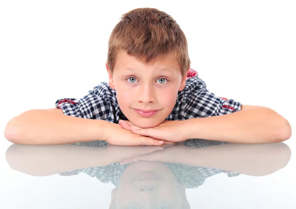 Pojken lutar på skolan skrivbord — Stockfoto