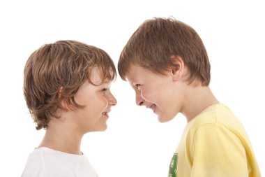 Beyaz arka plan üzerinde iki erkek