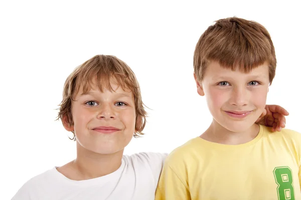 Zwei kleine Jungen auf weißem Hintergrund — Stockfoto