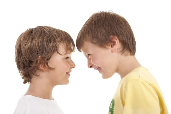 Beyaz arka plan üzerinde iki erkek