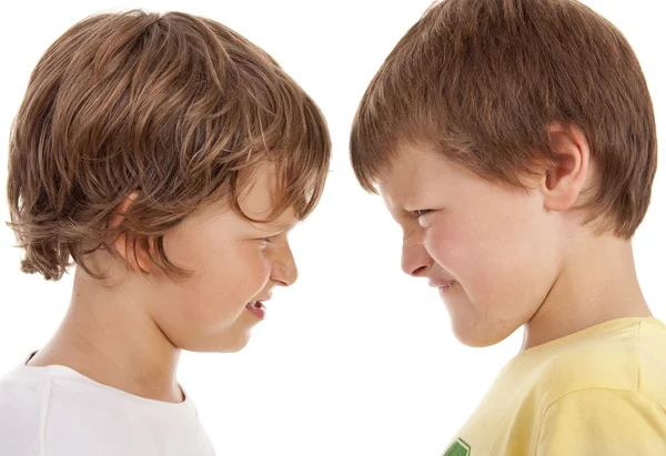 Dos pequeños chicos enojados sobre fondo blanco — Foto de Stock