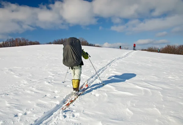 冬の山でスキー ハイカー — ストック写真