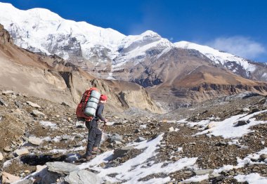 Himalaya dağlarında yürüyüş