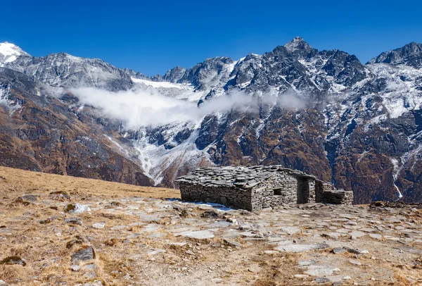 Stalle de pierre dans les pâturages d'été dans l'Himalaya — Photo