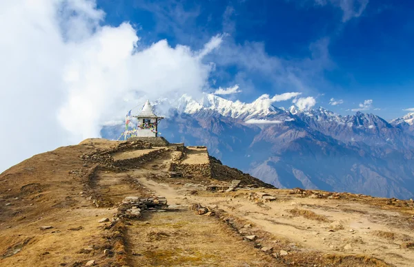 Estupa budista o coro con banderas de oración en el Himalaya . Imágenes De Stock Sin Royalties Gratis