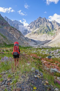 Gürcistan dağlarda yürüyüş