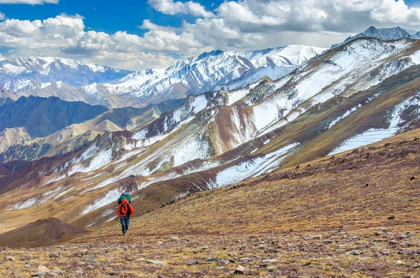 Człowiek, piesze wędrówki w górach Himalajach Zdjęcia Stockowe bez tantiem