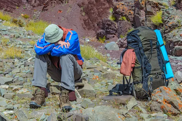 Trekker odpočívá v výška hory Royalty Free Stock Obrázky